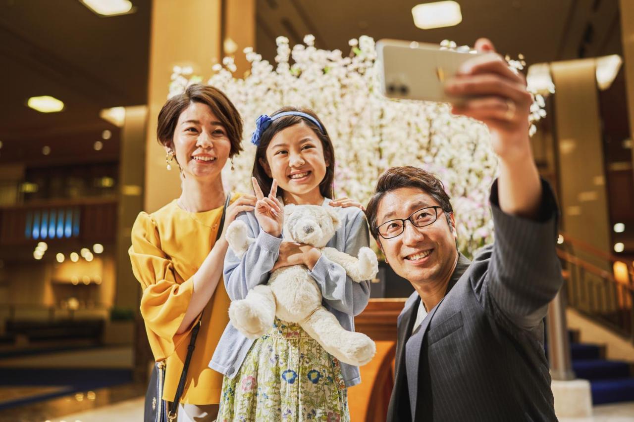 Imperial Hotel Tóquio Exterior foto Princess Hisako with her daughters